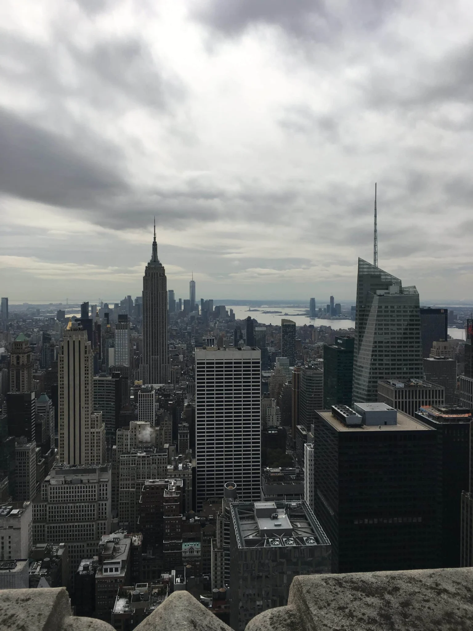 Aufnahme einer Stadt von über den Dächern